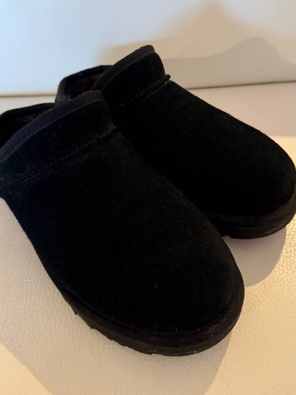 UGGS UGG AUSTRALIA CLASSIC SLIPPER WATER RESISTANT BLACK 8